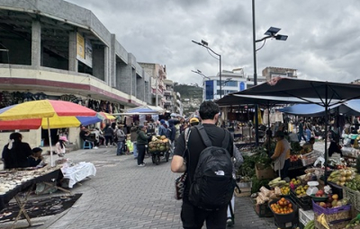 Ecuador Seminar: Teams Drives toward Cayambe and Visits the Market