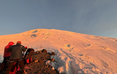 Mt. Rainier: Five Day Climb Teams Reach the Summit