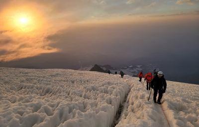 Mt. Rainier: Four Day Teams led by Van Deventer & Cifelli Reach Summit
