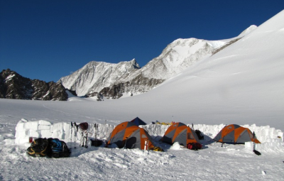 Vinson Massif: Hahn & Team - Storm Day